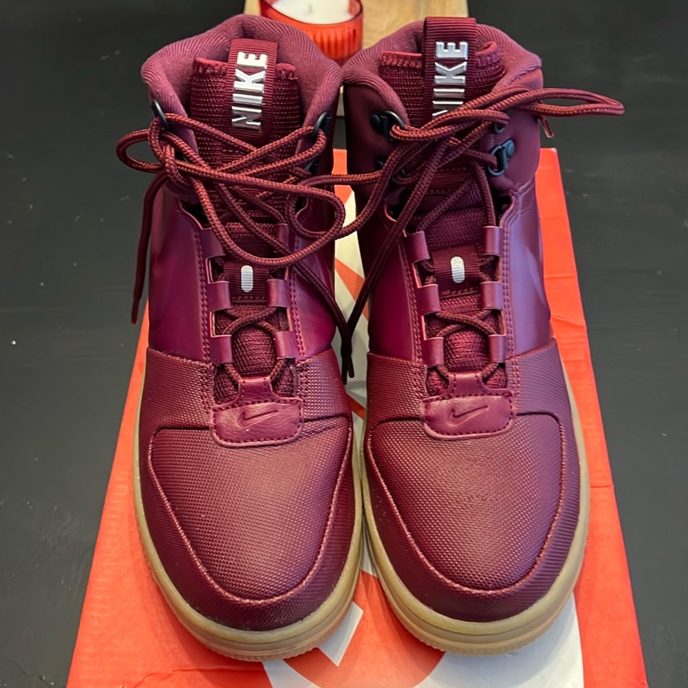 Nike Path WNTR Men’s 9 laced winter boot.  Mint condition/ worn once.